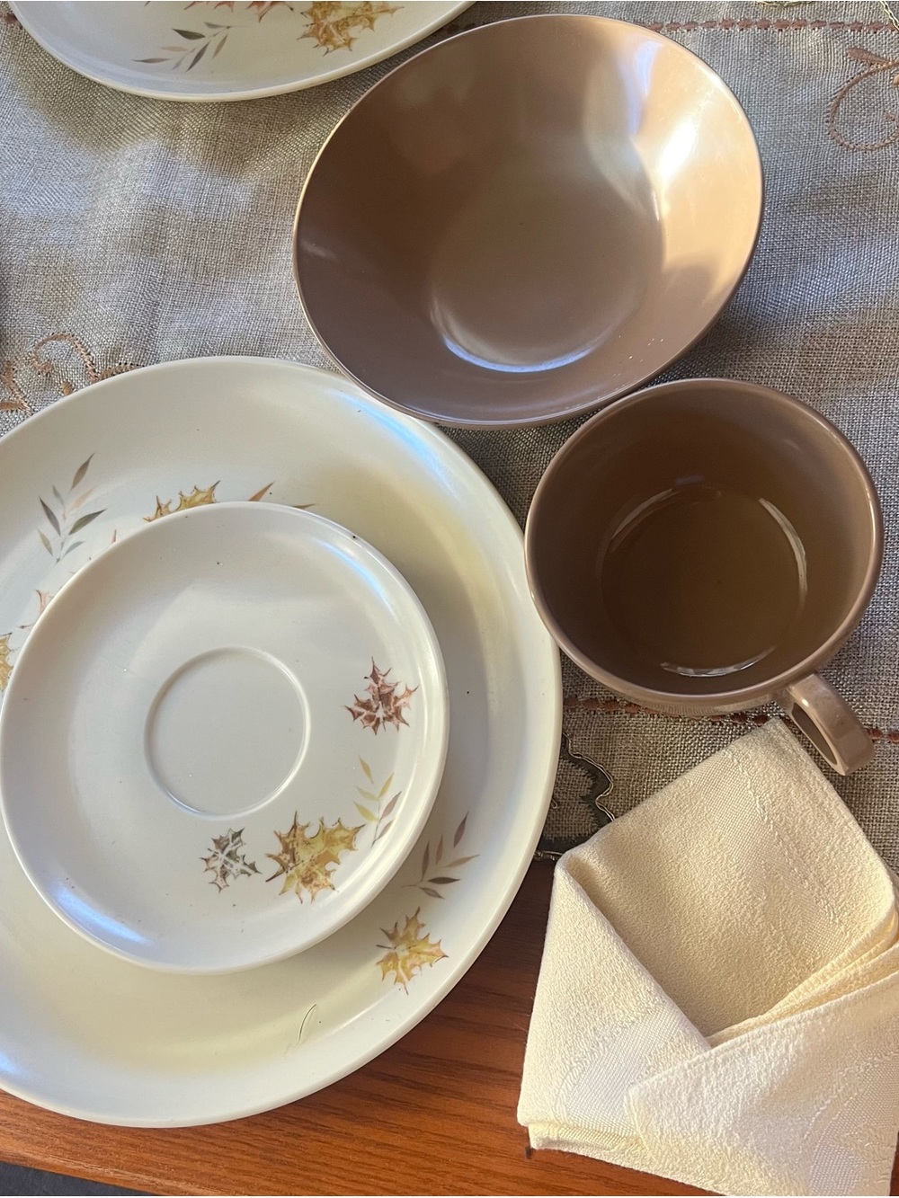 Vintage 60's melmac Dinnerware Set with Autumn Leaf Motif 20pc set